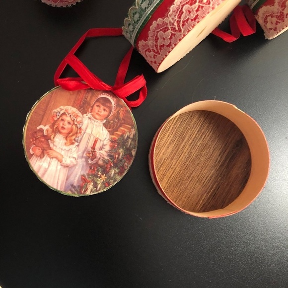 Vintage Christmas red round and oval box Ornaments - Picture 10 of 11